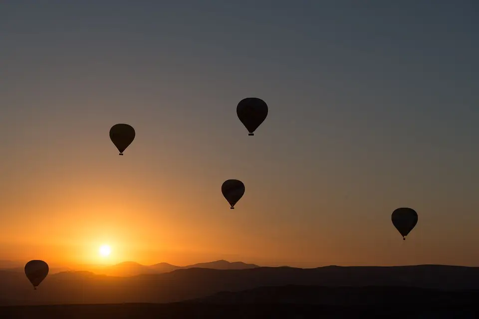 Sunrise Hot Air Balloon Ride in Marrakech | Luxury Flight with Berber Breakfast & Atlas Mountain Views